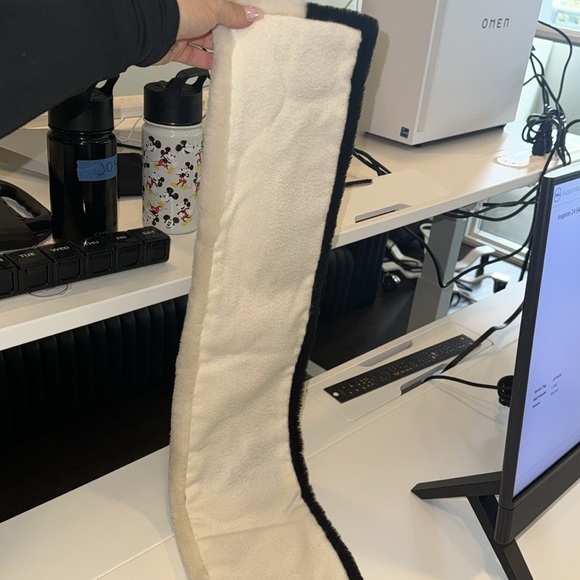 NWOT Chanel Shearling Scarf - Picture 7 of 9